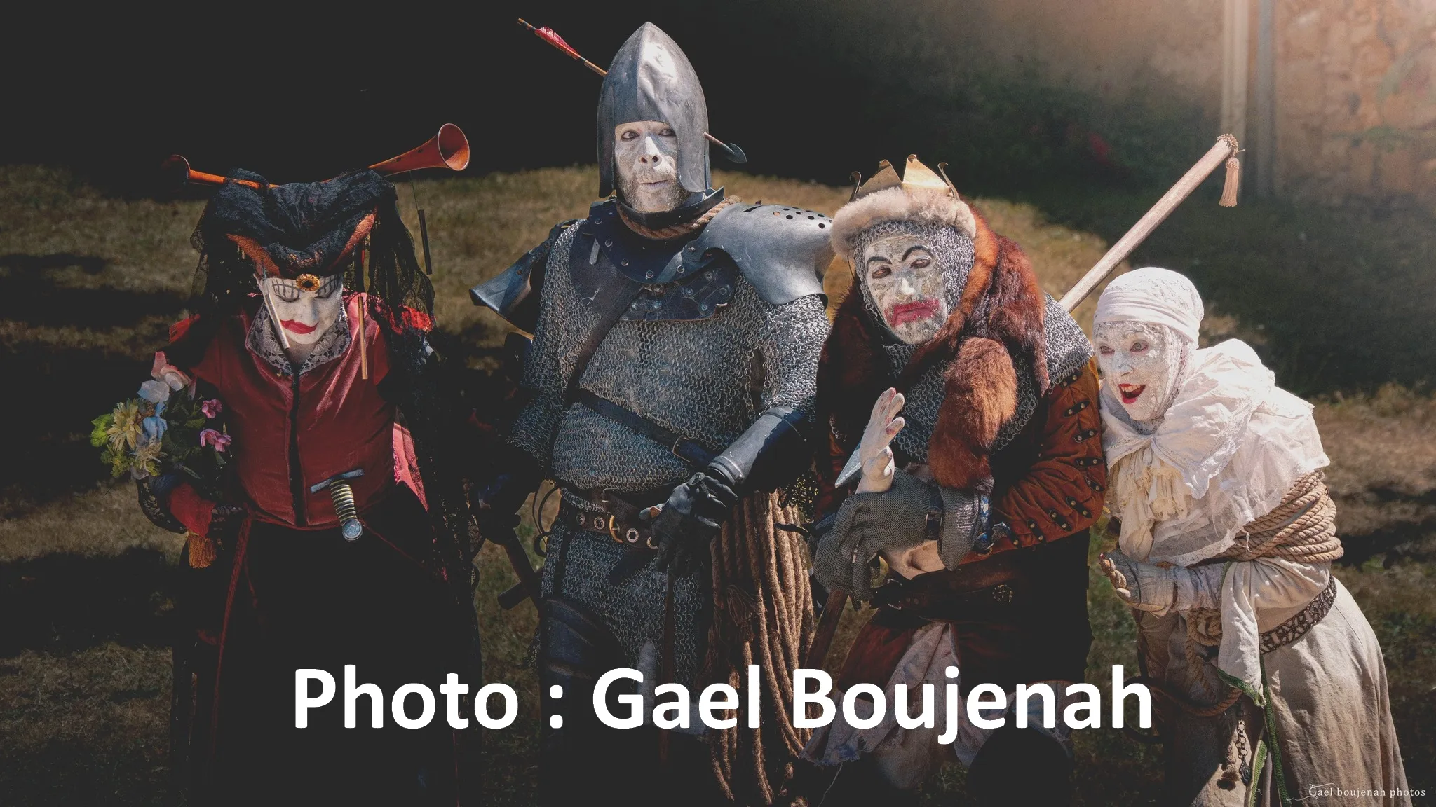 Théâtre du Laid cru - déambulation clowns bouffons fête médiévale Pérouges 2026